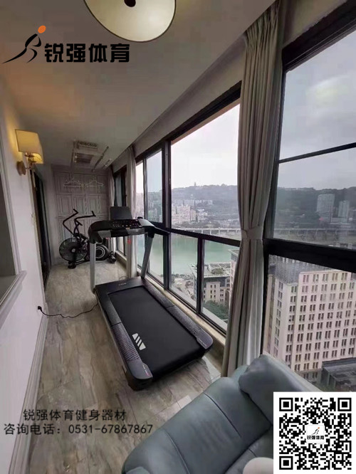 济南某小区阳台上的私家健身房